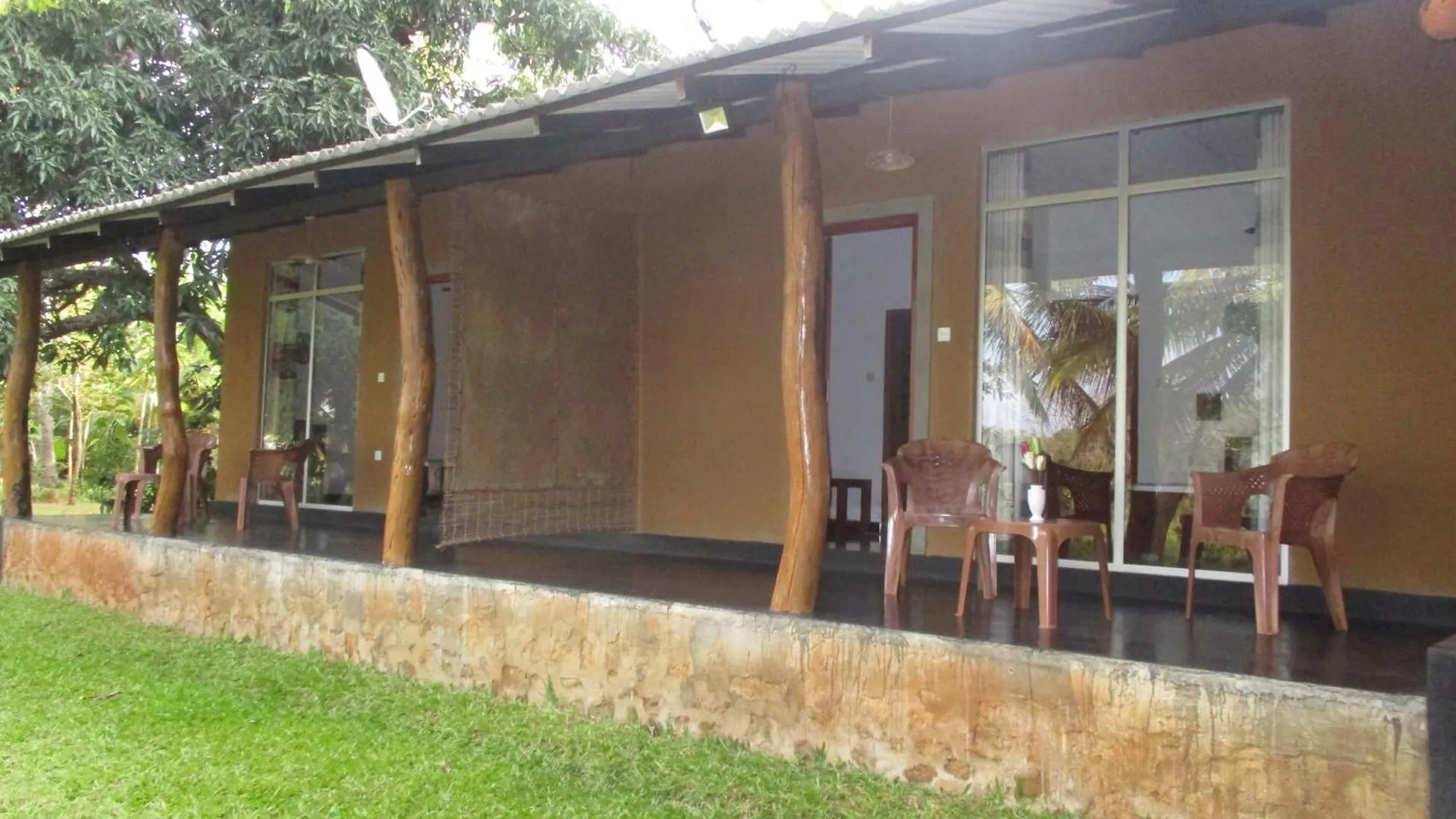 Peacock Lake Villa Habarana
