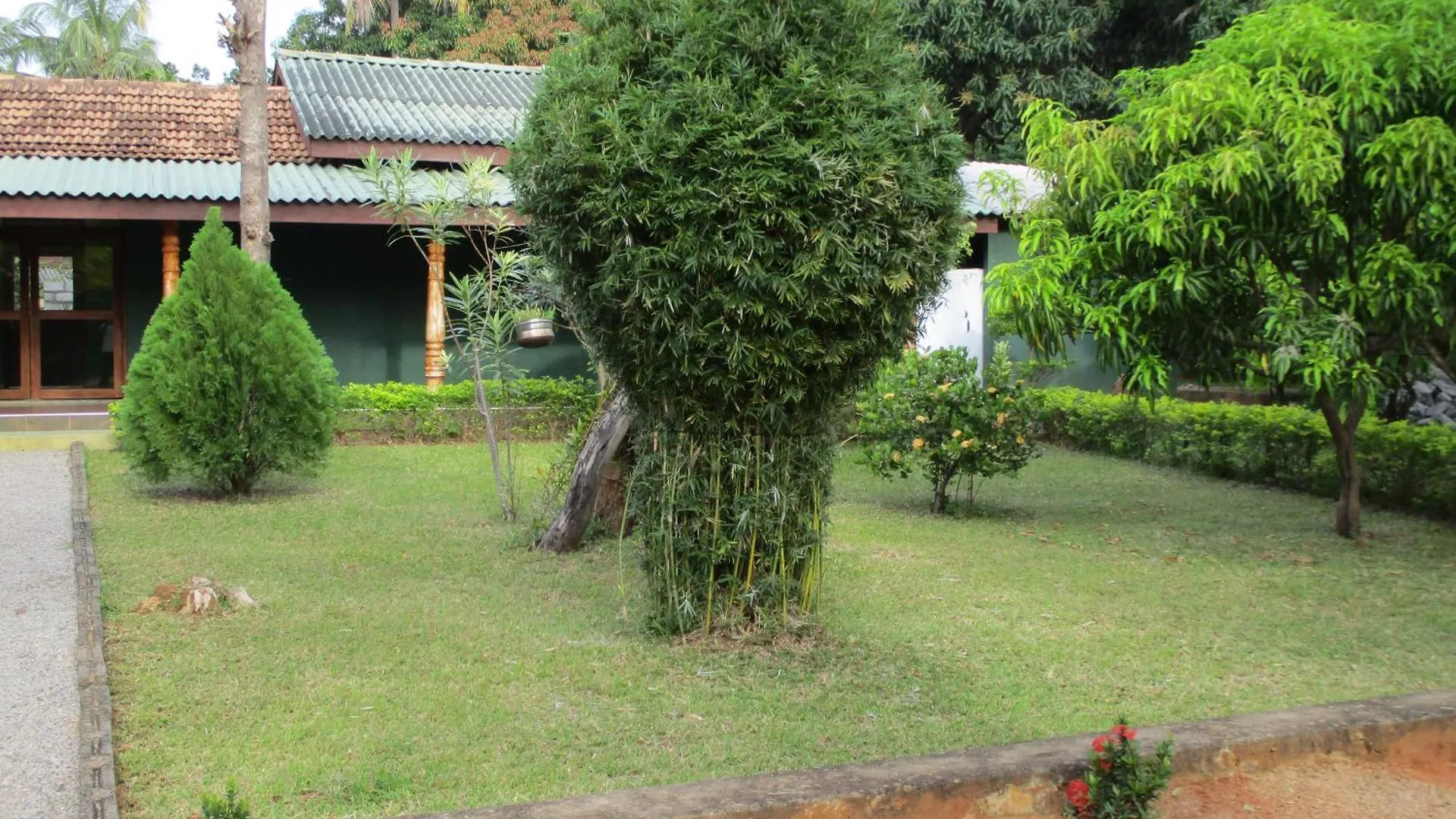 Peacock Lake Villa Habarana